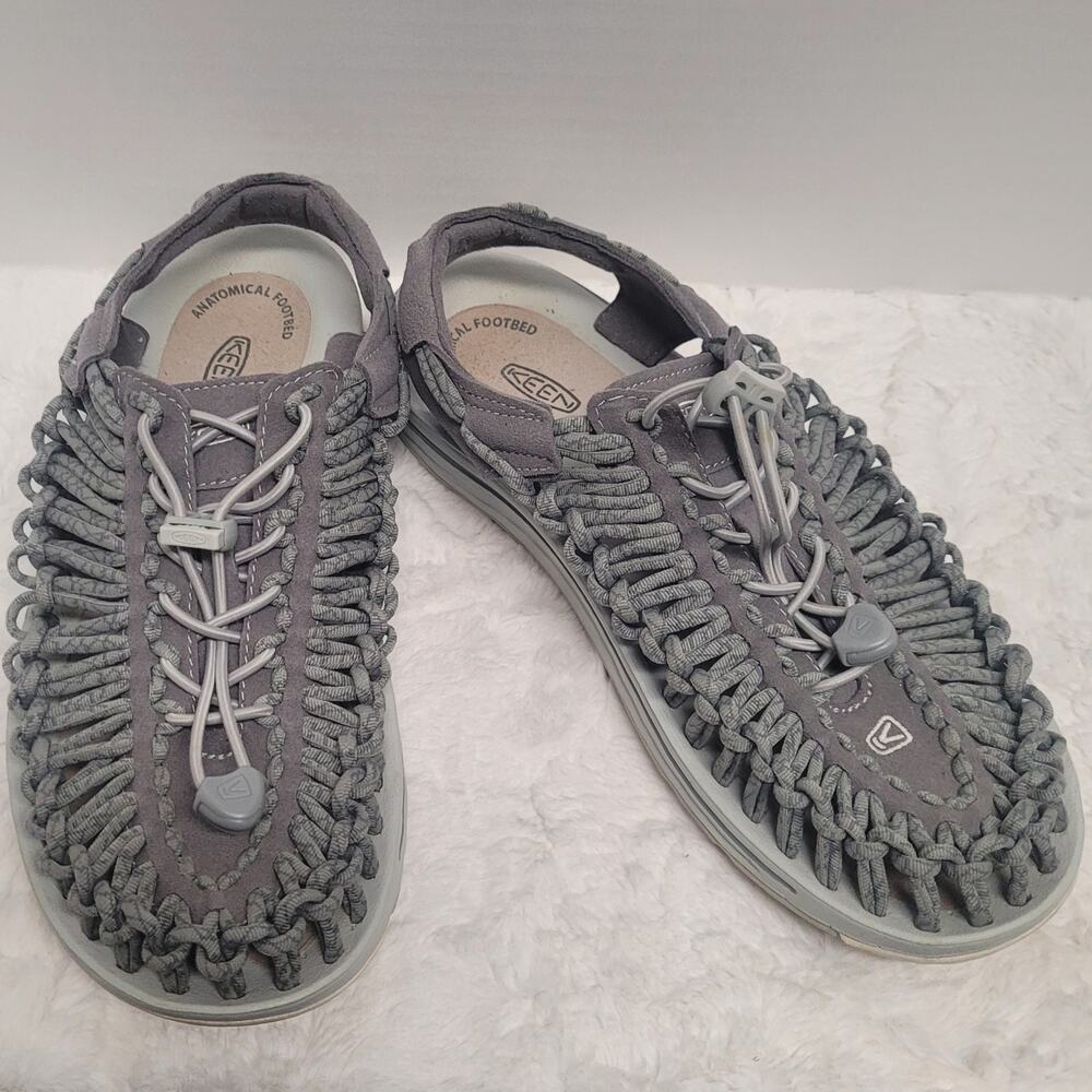 These are KEEN Women's Uneek Sandals in a neutral gray colorway, size 9